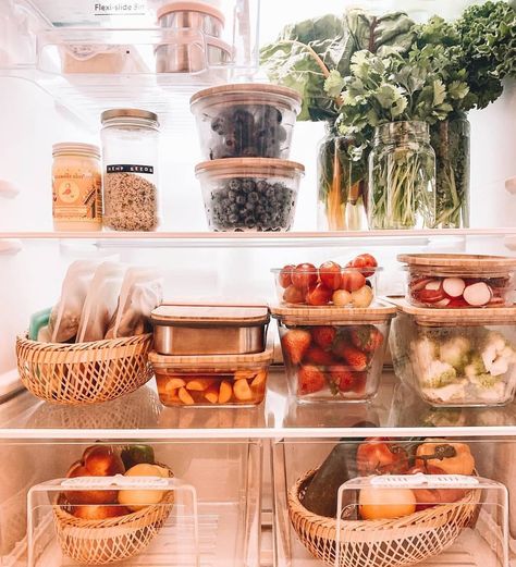 Kathryn Kellogg on Instagram: “⁠I think we can all agree... that @sustainablysage's plastic-free fridge is JUST gorgeous!! 😱😍 ⁣⁠ ⁠ My fridge is currently empty because…” Conscious Consumption, Zero Waste Kitchen, Kitchen Organisation, Fridge Organization, Zero Waste Living, Laptop Charger, Home Organisation, Energy Bars, Meal Prepping