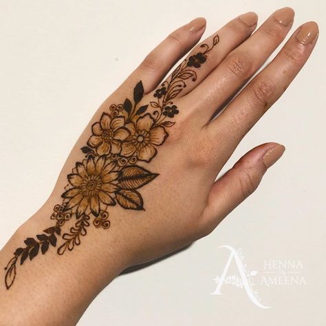 Prettiest Floral Mehendi Designs For The Trendsetter Brides Simple Floral Mehandi Designs, Floral Mehendi Designs, Floral Mehendi, Henna Flower Designs, Inai Pengantin, Tato Jari, Henna Designs Wrist, Mekap Mata, Floral Henna Designs