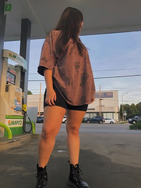 Black Shorts Outfit Midsize, Midsize 2023 Fashion, Black And Brown Outfit Summer, Midsize Outfits Comfy, Mid Size Clothing, Insta Photo Ideas Midsize, Mini Skirt Mid Size, Midsize Mini Skirt, Comfy Casual Summer Outfits Midsize