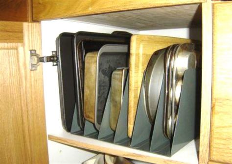 Baking Pans Storage, Cookie Sheet Storage, Diy Kitchen Hacks, Simple Kitchen Cabinets, Kitchen Cabinet Organization Ideas, Pan Storage, Space Saving Kitchen, Kitchen Pantry Cabinets, Kitchen Cabinet Organization