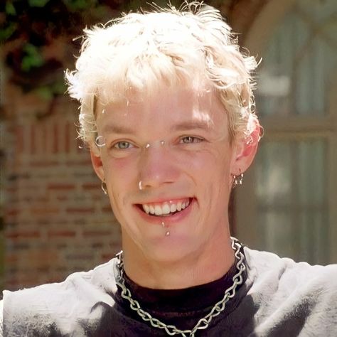 Matthew Lillard is one of the most iconic actors of the 2000s and even before that! Learn more about the characters he has played throughout his career ; Screen Rant https://screenrant.com › Lists Matthew Lillard's 10 Best Roles, According To IMDb Matthew Lillard, The 2000s, Piercings, Career, Blonde, Actors, Hair