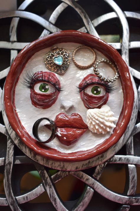 Ring Dish Aesthetic, Clay Art Face, Face Plate, Face Ceramics Ideas, Clay Ring Dish, Face Clay Dish, Clay Jewelry Dish With Eyes, Clay Ring, Clay Dish