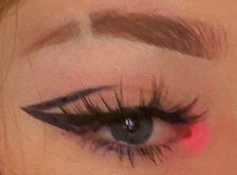 graphic eyeliner hot bright pink eyeshadow inner corner simple eyelashes Hot Pink Inner Corner Makeup, Simple Bright Makeup, Graphic Eyeliner With Eyeshadow, Bright Inner Corner Makeup, Simple Graphic Eyeliner Ideas, Eyeliner With Pink Eyeshadow, Inner Eyeshadow, Makeup Glitter Looks, 90s Eyeliner