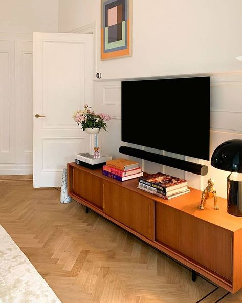 Tv Cabinet Decor, Vintage Tv Stand, Tv Vintage, Tv Storage, Vintage Tv, Retro Tv, Tv Cabinets, Beautiful Interiors, Apartment Living