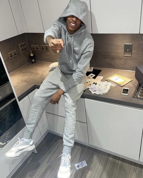 Grey Nike Outfit, Grey Nike Hoodie Outfit, Uk Drip Aesthetic, Nike Hoodie Outfit, Uk Drip, Mens Inspo, Hoodie Outfit Men, Grey Nike Hoodie, Thug Style