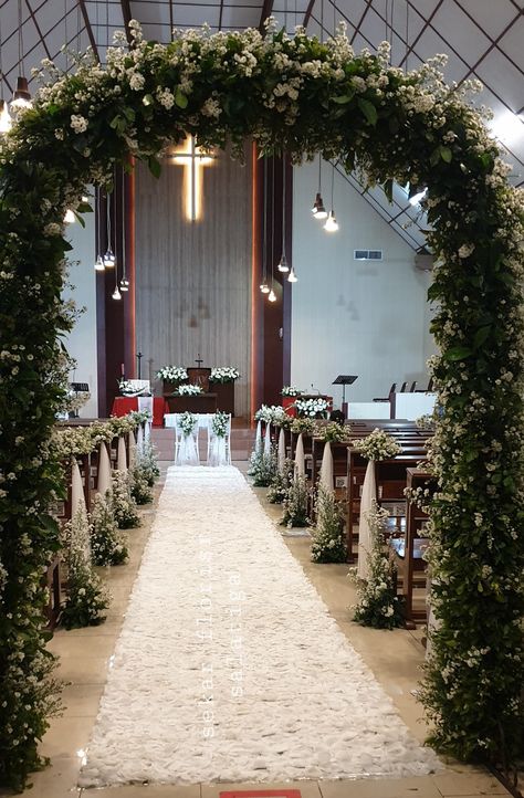 Simple Church Wedding Decorations, Church Wedding Decorations Aisle, Simple Church Wedding, Church Aisle Decorations, Wedding Church Aisle, Wedding Ceremony Decorations Indoor, Wedding Aisle Outdoor, Wedding Church Decor, Ceremony Arrangement