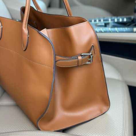 Taking Pre orders : WOODSEN VELVET TAN👜 The ‘IT Girl’ Bag Category: Tote * Material: Vegan Leather * Toggle Fastening * Side Buckle Fastening * Silhouette: Handheld * Hardware : Golden * Compartment : 1 zipper pocket and 2 slip pocket * Strap: Attached Handle * Lining: Polyster * Handle Drop : 6” inches Dimensions - 36 cm x 15 cm x 27 cm (L x W x H) Now Live on website : www.carrycity.in DM for queries 📩 It Girl Bag, The It Girl, Bags Handmade, Leather Bags Handmade, Bag Design, Girls Bags, Leather Bags, It Girl, Diaper Bag