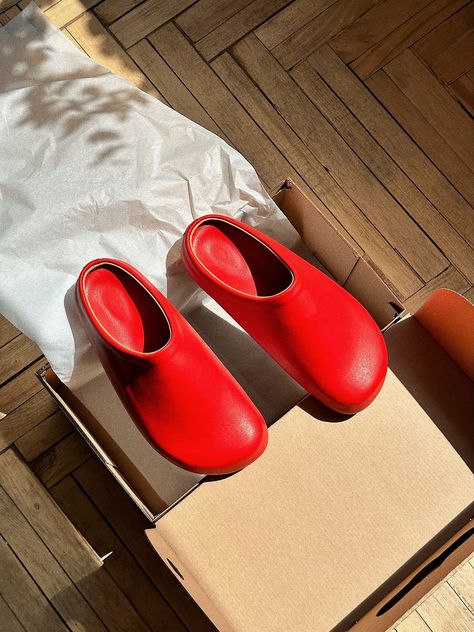 The top of the red clogs for women is made from red genuine leather, adding a touch of elegance to their whimsical aesthetic. Matching the upper, the insole also features a delightful red colour. These red barefoot clogs prioritize comfort with an orthopedic polyurethane sole covered in leather and EVA. The specialized sole provides optimal support, making them ideal for all-day wear. Additionally, the barefoot clogs feature a soft rim that enhances comfort and prevents any discomfort around the Red Orange Shoes, Red Clogs Outfit, Crocs Designer, Fall Slippers, Designer Crocs, Red Crocs, Red Clogs, Womens Clogs And Mules, Clogs Women