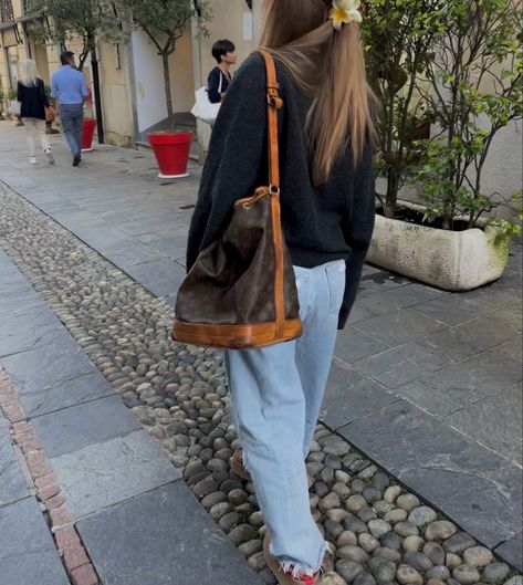 Noe Noe Louis Vuitton, Louis Vuitton Noe Bag Outfit, Outfits With Louis Vuitton Bag, Tan Bag Outfit, Mcm Bag Outfit, Louis Vuitton Sac Noe, Bucket Bag Outfit, Bucket Bags Outfit, Lv Noe