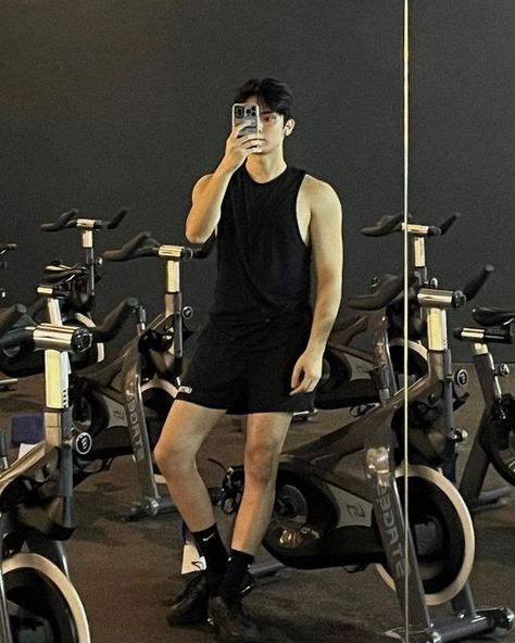 Douyin Boy, Gym Ootd, Foto Aesthetic, Gym Outfit Men, Ideal Body, Fitness Inspo, Gym Outfit, Stationary Bike, Gym