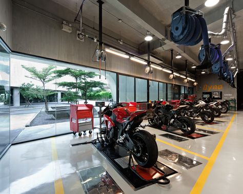 Motorcycle Garage Design, Motorcycle Shop Design, Motorbike Showroom, Motorcycle Garage Ideas, Motorcycle Showroom Interior, Motorcycle Showroom Design, Motorbike Garage, Garage Motorcycle, Car Showroom Interior