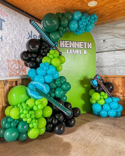 Tania DFW Balloon Stylist | Kenneth Level 8! 🎉 So much fun setting this up for my returning client! Loved the colors! Sign by @any_time_print ✨ #dfw #minecraft… | Instagram Minecraft Birthday Balloon Garland, Minecraft Balloon Decorations, Minecraft Balloon Garland, Minecraft Balloon Arch, Minecraft Balloon Ideas, Minecraft Centerpiece Ideas, Minecraft Birthday Theme, Minecraft Birthday Ideas, Minecraft Theme Birthday