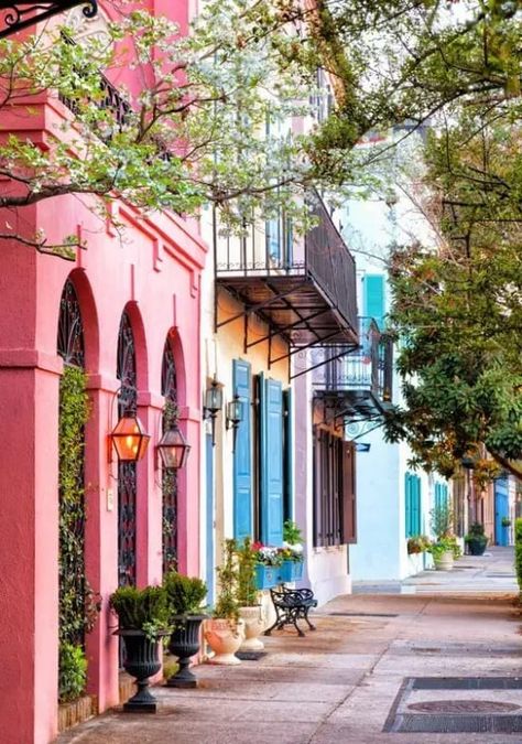 7 Things You Should Do If You’re Traveling To Charleston Charleston Doors, Charleston Sc Beaches, Charleston Sc Things To Do, Rainbow Row Charleston, Historic Charleston Sc, Charleston Photography, Downtown Charleston Sc, Sweet Carolina, South Carolina Travel