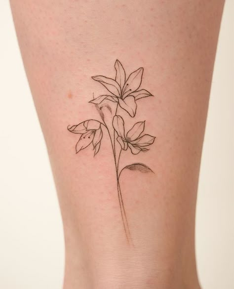 Amaryllis Tattoo Design, Small Lilly Flower Tattoo, Minimalist Lily Tattoo, Daylily Tattoo, Easter Lily Tattoo, Tattoo Ideas Realistic, Amaryllis Tattoo, Lilly Flower Tattoo, Tiger Lily Tattoos