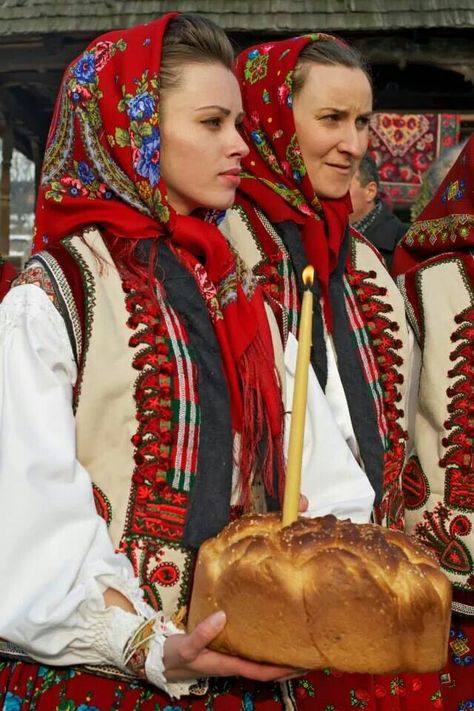 Not sure, but this image might be from the beginning of traditional Romanian Orthodox fast, 2 months before Xmas. Correct me if I am wrong, please. Romanian Women Traditional, Romania Culture, Romania People, Romanian Culture, Romania Photography, Traditional Lifestyle, Romanian Women, Visit Romania, Russian Clothing