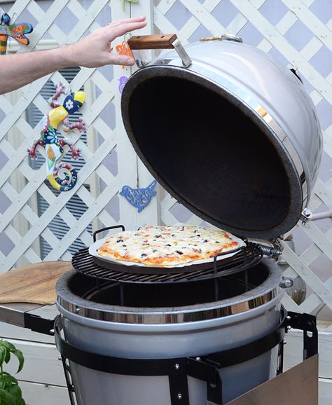 Akorn Grill, Green Egg Pizza, Kamado Recipes, Big Green Egg Pizza, Kamado Joe Recipes, How To Cook Pizza, Kamado Grill Recipes, Egg Smoker, Full Chicken