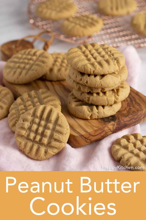 You'll love these ULTRA-easy peanut butter cookies. They're full of peanut butter flavor and have the perfect balance of salty and sweet with a soft, melt in your mouth texture. Jif Peanut Butter Cookies, Jif Peanut Butter, Keto Peanut Butter Cookies, Vegan Peanut Butter Cookies, Best Peanut Butter Cookies, Classic Peanut Butter Cookies, Easy Peanut Butter Cookies, Preppy Kitchen, Best Peanut Butter