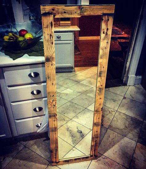 Pallet Mirror Frame, Pallet Mirror, Pallet Craft, Pallet Bathroom, Long Mirror, Mirror Frame Diy, Pallet Decorations, Pallet Decor, Pallet Crafts