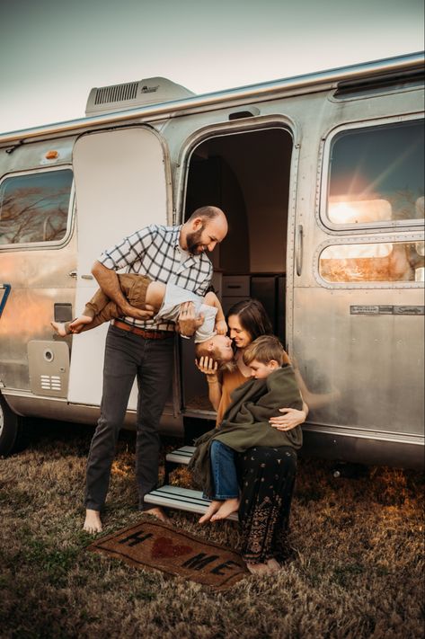 Houston adventure family photography session Camper Family Photos, Airstream Family Photoshoot, Vw Bus Photoshoot Family, Airstream Photoshoot, Camper Photoshoot, Rv Photography, Retro Family Photos, Caravan Family, Bus Photoshoot