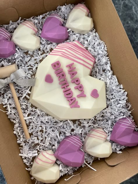 White and purple. With mini heart cakes. Heart Stacked Cake, Mini Breakable Hearts, Breakable Chocolate Heart Ideas Birthday, Breakable Chocolate Heart Ideas, Breakable Chocolate Heart, Gökkuşaği Pasta, Moon Logo Design, Mystical Logo, Breakable Chocolate