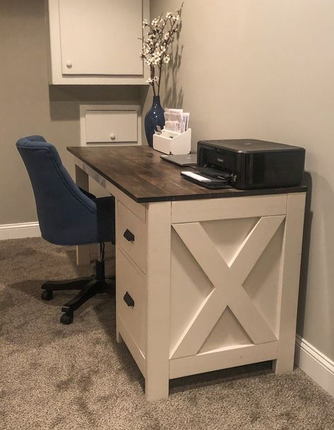 This farmhouse desk is simple to make but a great addition to any house office. You can easily customize it by adding sliding drawers or open shelves. #farmhousedesk #diyfarmhousedesk #diydesk #homemadedesk #diyfurniture | chiselandfork.com How To Build A Desk With Drawers, Farmhouse Desk Ideas, Farmhouse Desk Diy, Modern Farmhouse Home Office, Homemade Desk, Diy Farmhouse Desk, Farmhouse Home Office, Diy Wood Desk, Diy Office Desk