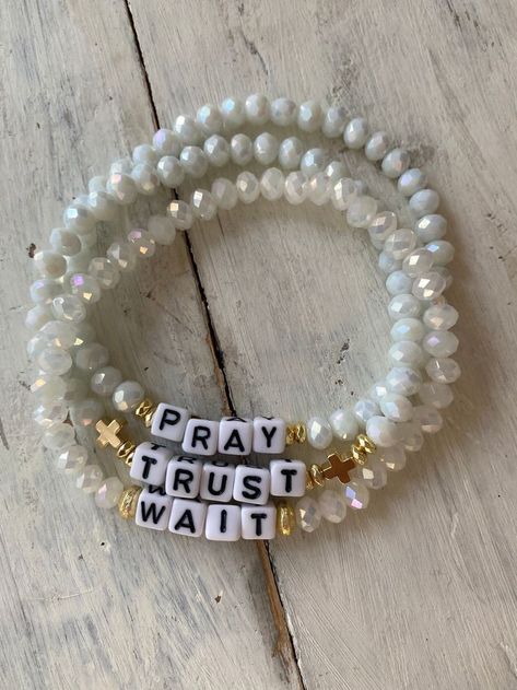 Words Bracelets Beads, Inspirational Beaded Bracelets, Crystal Bracelet Ideas Aesthetic, Jesus Clay Bead Bracelet, Wwjd Bracelet Clay Beads, God Bracelets, Christian Bracelets Diy, Words To Put On Beaded Bracelets, Homemade Bracelets With Beads