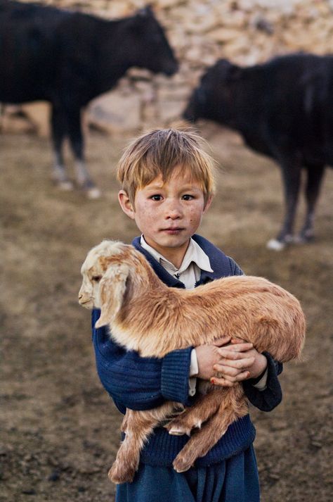 The Special Bond Between Humans And Animals Portrayed By Steve Mccurry Steve Mccurry, A Goat, Cutest Animals, Holding Baby, Baby Goats, People Of The World, 인물 사진, Photojournalism, Anthropology