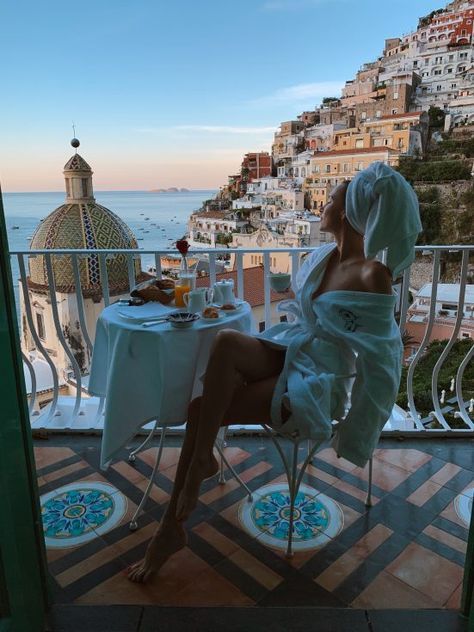 Sirenuse Positano, Alexandra Lapp, Breakfast With A View, Positano Beach, Le Sirenuse, Italy Vibes, Holiday Travel Destinations, Italy Pictures, Italy Beautiful