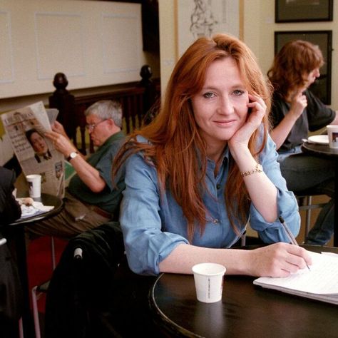 J.k. Rowling Writing Harry Potter At A Café In Scotland (1998) J K Rowling, Tesla S, Historical Pictures, Vintage Photography, Stand By Me, Bored Panda, Album Covers, Scotland, Harry Potter