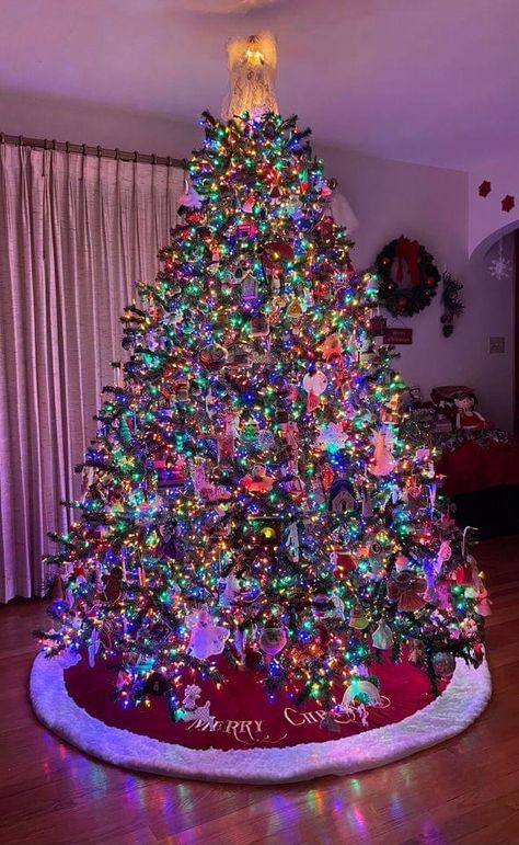 Tacky Christmas Tree, Tacky Christmas Decorations, Christmas Tree Ideas With Colored Lights, Vintage Christmas Tree Decorations, Christmas Dreaming, Tacky Christmas, Vintage Christmas Gifts, Christmas Inspo, Vintage Christmas Tree