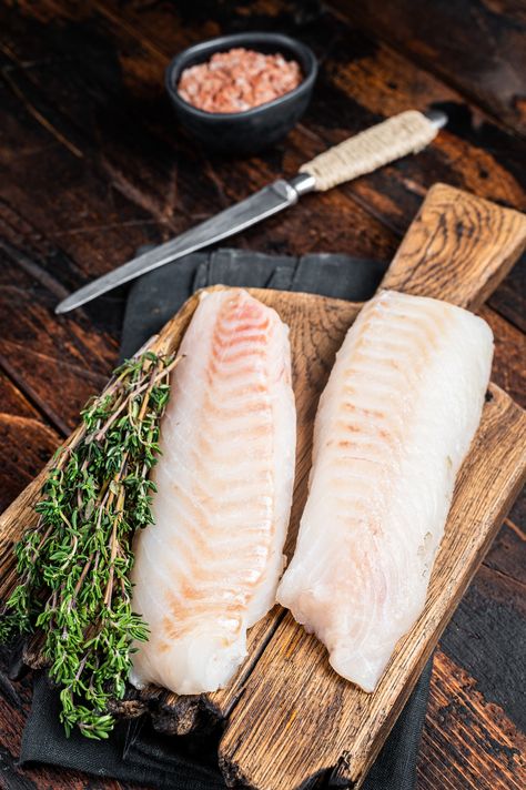 Fish fillets are a good change from eating meat. Healthiest Fish, Fish To Eat, Fish Fillets, Healthiest Seafood, Food L, Cod Fish, Healthy Fish, People Eating, Fish Fillet