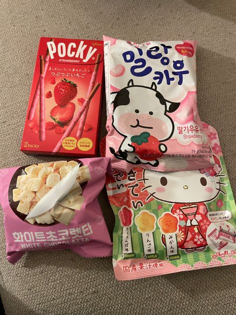 Kawaii Snack Cart, Snacks Japonais, Japan Street Food, Strawberry Snacks, Snack Cart, Japanese Drinks, Korean Snacks, Kawaii Cooking, Asian Snacks