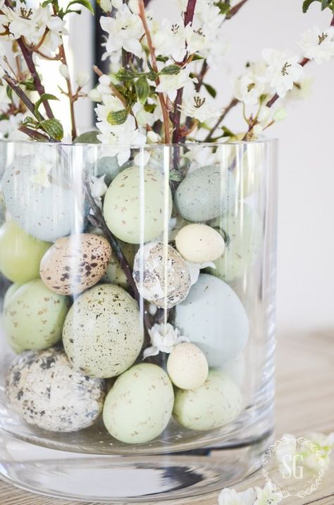 EASTER 10 MINUTE DECORATING- Create a beautiful Easter arrangement in under 10 minutes! Easter Arrangements Diy, Takken Decor, Diy – Velikonoce, Diy Osterschmuck, Easter Arrangement, Easter Inspiration, Easter Centerpieces, Easter Dinner, Easter Time