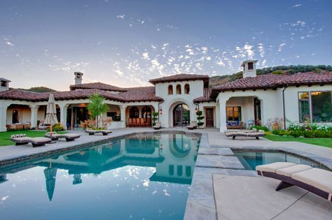 Spanish Style Home Exterior, Style Hacienda, Mediterranean House Designs, Mediterranean Exterior, Spanish Hacienda, Plans Architecture, Mediterranean Home Decor, Spanish Style Home, Casas Coloniales