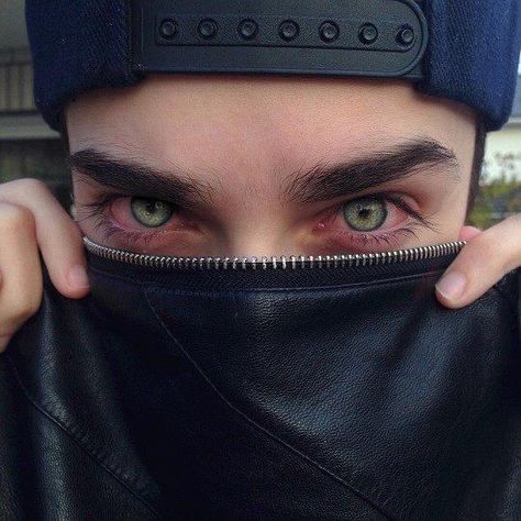 Ojos rojos Catty Noir, Aesthetic Eyes, Aesthetic Boy, Tumblr Boys, Pretty Eyes, 인물 사진, Red Aesthetic, Red Eyes, Cool Eyes