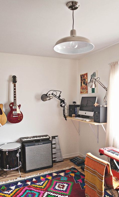 Create the perfect studio with our String Swing products! Check us out at https://www.stringswing.com/ or https://www.amazon.com/s/ref=nb_sb_noss_2?url=search-alias%3Daps&field-keywords=string+swing Modern Music Room, Office Music Room, Music Room Office, Small Guest Rooms, Home Studio Ideas, Home Music Rooms, Guitar Room, Recording Studio Home, Home Studio Setup