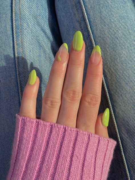 Lime green almond nails. Pinky, middle, thumb are solid green polish. Ring and Index have French tip and a more wavy design (one on each finger) Lime Color Nails, Lemon Green Nails, Lime Gel Nails, Lime Green Dip Nails, Key Lime Green Nails, Lime Nails Ideas, Green Lime Nails, Key Lime Nails, Lime Green French Nails