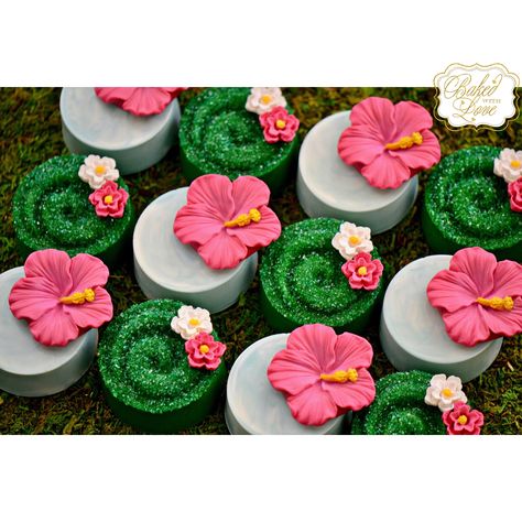 Moana chocolate covered Oreos Luau Desserts, Moana Birthday Party Cake, Moana Birthday Party Theme, Filled Chocolates, Moana Theme Birthday, Oreo Treats, Festa Moana Baby, Moana Cake, Moana Themed Party