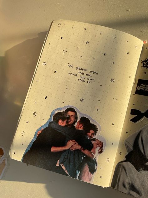 One Direction Journal Page, One Direction Scrapbook, One Direction Journal Ideas, One Direction Journal, Harry Styles Journal, Gambar One Direction, Music Journal, Journal Inspiration Writing, Memory Journal