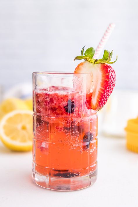 Berry Lemonade Recipe, Keto Beverages, Passion Tea Lemonade, Berry Lemonade, Flavored Lemonade, Yummy Summer Drinks, Blue Drink, Homemade Lemonade Recipes, Strawberry Spinach