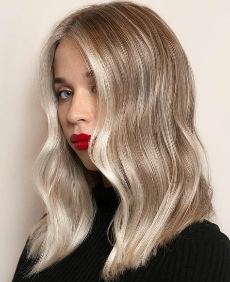 Short Ash Blonde Hair, Blonde Hair With Money Piece, Hair With Money Piece, Hair Colors To Try, Ice Blonde Hair, Dark Blonde Hair Color, Icy Blonde Hair, Blonde Bob Hairstyles, Money Piece