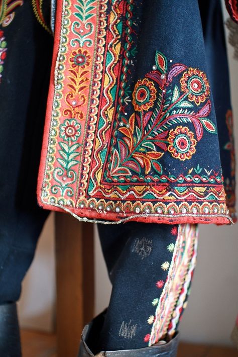 Closeup of traditional costume of Lachy Sądeckie, southern Poland: detail of embroidery on a coat. Source: karpackamapaprzygody.pl Polish Embroidery, Costumes For Dance, Polish Clothing, Polish Folk Art, Polish Folk, Folk Clothing, Bird Embroidery, Folk Embroidery, Indian Embroidery