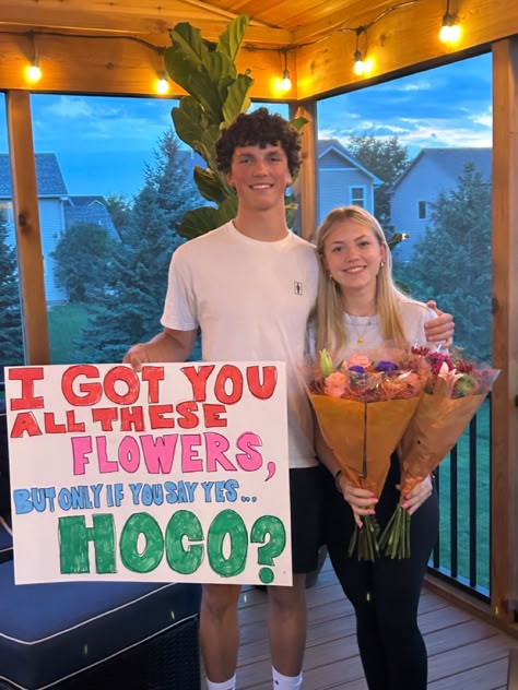 2 years relation ship third hoco proposal flowers inspo Prom Proposal Flowers, Hoco Signs Flowers, Hoco Flower Proposals Ideas, Hoco Poster Ideas Flowers, Prom Proposal With Flowers, Flower Hoco Proposals Ideas, Promposal With Flowers, Flower Homecoming Proposal Ideas, Flowers Hoco Proposals