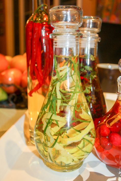 Gifts from the Kitchen - Infused Vinegar - Getty Stewart Homemade Acv, Spicy Vinegar, Infused Oil Recipes, Summer Herbs, Gifts From The Kitchen, Drying Fresh Herbs, Herbal Vinegar, Herb Gifts, Flavored Vinegars