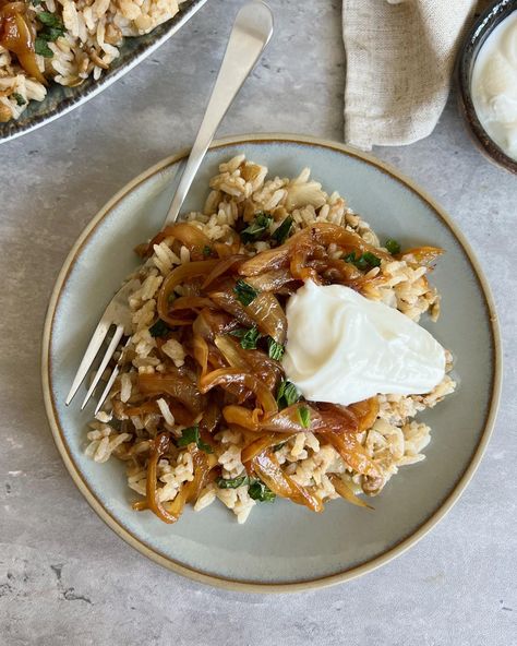 Harissa Salmon Bowls with Roasted Chickpeas - Something Nutritious Harissa Salmon, White Bean Burger, Affordable Meal Prep, Spicy Salmon Sushi, Rice And Lentils, Lentil Dishes, Roasted Cabbage, Middle Eastern Dishes, Spicy Salmon