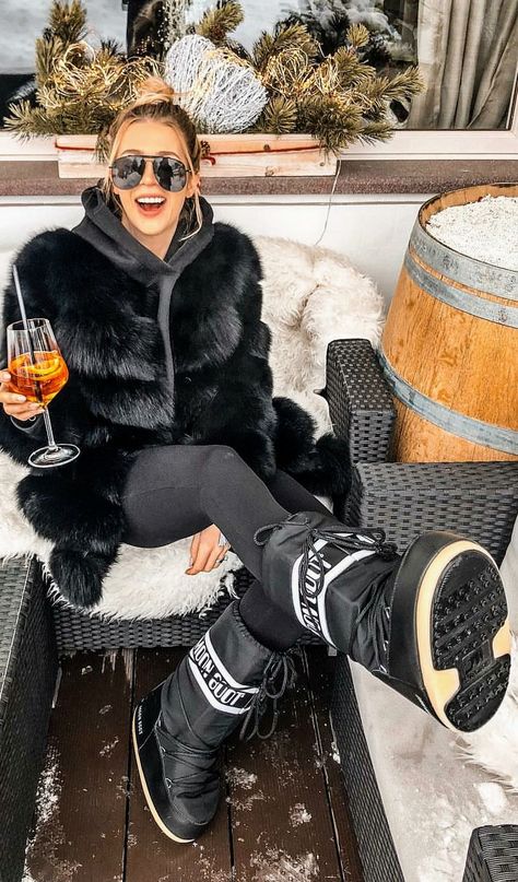 Moon Boots Outfit, Mode Au Ski, Apres Ski Outfit, Ski Outfit For Women, Winter Vacation Outfits, Ski Trip Outfit, Apres Ski Outfits, Apres Ski Style, Winter Outfits Snow