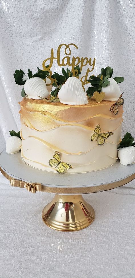 White Birthday Cake With Butterflies, White And Gold Butterfly Cake, Destiny Cake Ideas, Summer Birthday Cake For Women, Sweet 16 Cakes Summer, Heavenly Birthday Cake Ideas, Tortas Astetics, Golden Themed Birthday Party, Cake With Dipped Strawberries