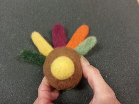 Needle Felted Turkey, Thanksgiving Needle Felting, Fall Needle Felting Ideas, Needle Felting Diy Tutorials, Felt Ball Crafts, Felted Balls, Mom Crafts, Needle Felting Diy, Wool Felting