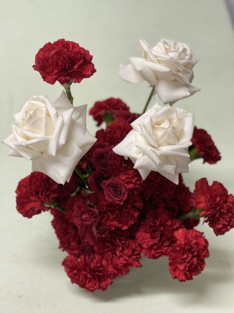 red carnations centerpiece and roses Carnation Wedding Centerpieces, Carnation Centerpieces, Carnation Wedding, White Centerpiece, Red Carnation, Red Bouquet, Decor 2024, Flowers Decor, Carnation Flower