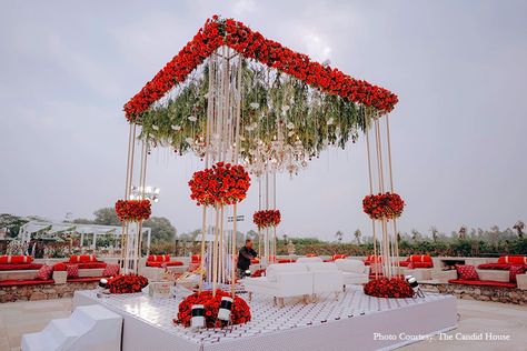 Simple Wedding Mandap Decor, Phera Mandap Decor, Phere Mandap Decoration Night, Simple Mandap, Morning Mandap Decor, Mandap Wedding, Morning Wedding Mandap, Vidhi Mandap Indian Weddings, Floral Mandap